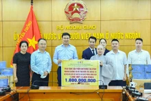 Замминистра Фам Куанг Хиеу принимает продукты. Фото: baoquocte.vn