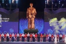 Генеральный секретарь ЦК КПВ То Лам и делегаты разрезают ленту в знак открытия памятника «Дядюшка Хо возвращается на малую родину» в провинции Нгеан.