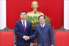 Заведующий Отделом ЦК КПВ по внутренним делам Фан Динь Чак и Председатель Агентства по противодействию коррупции Казахстана Жумагали Асхат. Фото: ВИА