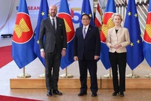 Премьер-министр Вьетнама Фам Минь Тьинь, Председатель Европейского совета Шарль Мишель и Председатель Европейской комиссии Урсула фон дер Ляйен на открытии саммита АСЕАН-ЕС. Фото: VGP