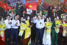 Генеральный секретарь ЦК КПВ То Лам, действующие и бывшие руководители Партии и Государства на художественной программе. Фото: ВИА