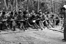 Солдаты отряда Плейме (провинция Жалай) обсуждают планы борьбы с врагом. Фото: ВИА