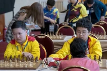 Нгуен Нам Киет (слева) продемонстрировал впечатляющую игру на Чемпионате мира по рапиду и блицу среди юниоров 2025 года.