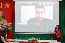 Председатель Общества Красного Креста Вьетнама Буй Тхи Хоа символически передала денежные средства в помощь сирийским народу в преодолении последствий землетрясения. Фото: Тхань Тунг/ВИА