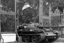 Танк 203-й бронетанковой бригады 304-й дивизии 2-го корпуса вошел во Дворец Независимости в полдень 30 апреля 1975 года. Фото: ВИА