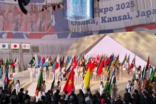 Вьетнамский флаг на церемонии открытия Всемирной выставки ЭКСПО-2025. Фото предоставлено Департаментом международного сотрудничества
