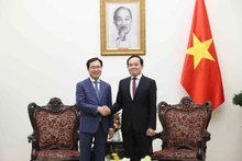 Вице-премьер Чан Лыу Куанг и генеральный директор комплекса «Samsung Vietnam» Чхве Джу Хо. Фото: ВИА