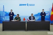 Два сопредседателя подписывают протокол заседания.