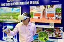 Турист знакомится с технологией виртуальной реальности (VR). Фото: ВИA