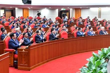 Руководители Партии и Государства, делегаты на пленуме. Фото: Данг Кхоа