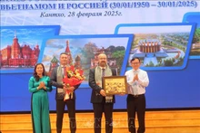 Руководители города Кантхо вручают подарки делегации Генерального консульства России в г. Хошимине. Фото: ВИА