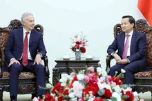 Вице-премьер Ле Минь Кхай принимает г-на Тони Блэра. Фото: VGP