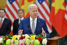 Президент США Джо Байден выступает на совместной пресс-конференции с Генеральным секретарем ЦК КПВ Нгуен Фу Чонгом после переговоров. Фото: Данг Кхоа