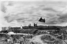 7 мая 1954 года весь укрепленный лагерь противника в Дьенбьенфу был уничтожен нашими войсками. Флаг «С решимостью сражаться, с решимостью одержать победу» развевается над командным блиндажом генерала де Кастри. Фото: ВИА