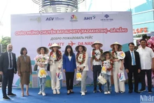 Первые счастливчики-пассажиры рейса A330/300 получили ценные подарки от Департамента туризма Дананга и соответствующих подразделений. Фото: Ань Дао