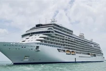 Круизный лайнер The Seven Seas Explorer под флагом Маршалловых островов прибывает в город Нячанг 1 марта. (Фото: ВИА)