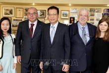 Посол Данг Минь Кхой фотографируется с руководством ТАСС. Фото: ВИА