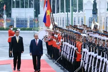 Президент Нгуен Суан Фук и Премьер-министр Прают Чан-Оча обходят строй почетного караула. Фото: ВИА