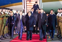 Премьер-министр Фам Минь Тьинь и делегация в международном аэропорту Финдел. Фото: VGP