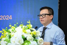 Главный редактор газеты «Нянзан» Ле Куок Минь выступает с речью.
