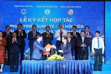 Церемония подписания протоколов трехстороннего сотрудничества по социально-экономическому развитию между тремя провинциями. Фото: ВИА