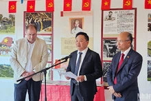 Заместитель главного редактора газеты «Нянзан» Фан Ван Хунг выступает на мероприятии. Фото: Минь Зюи