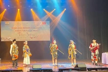 Группа «Tetseo Sisters» исполняет традиционные индийские песни.