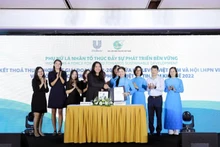 Представители «Unilever Vietnam» и Союза женщин Вьетнама подписывают программу.