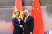 Глава МИД Вьетнама Буй Тхань Шон и Глава МИД Китая Ван И. Фото: baoquocte.vn