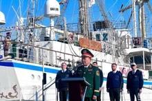 Генерал-полковник Хоанг Суан Тьиен выступает с речью на церемонии передачи.
