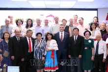 Участники митинга фотографируются на память. Фото: ВИА