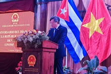 Посол Вьетнама на Кубе Ле Куанг Лонг выступает с речью. Фото: baoquocte.vn