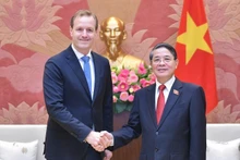 Зампредседателя НС Нгуен Дык Хай и генеральный директор «Heineken Vietnam» Витсе Муттерс.