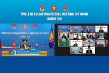 Товарищ Буй Куанг Хюи (слева) выступает на конференции.