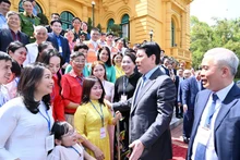 Президент Лыонг Кыонг на встрече с делегатами.