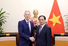 Министр иностранных дел Буй Тхань Шон и г-н Тони Блэр. Фото: baoquocte.vn