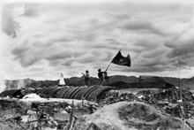 7 мая 1954 года весь укрепленный лагерь противника в Дьенбьенфу был уничтожен нашими войсками, на крыше разгромленного бункера французского колониального генерала де Кастри развевался флаг «Решительно боремся, решительно побеждаем». Фото: ВИА