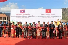 Разрезание ленты в знак открытия парка дружбы. Фото: qdnd.vn