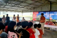 Генеральный консул Ву Нгок Ли выступает с речью. Фото: thoidai.com.vn