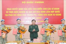 Генерал-полковник Хоанг Суан Тьиен вручает решения 4 офицерам. Фото: ВИА