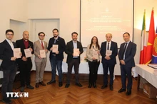 Посол Вьетнама в Италии Зыонг Хай Хынг вручает книги делегатам. Фото: ВИА