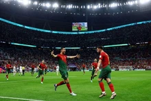 Роналду и Фернандеш празднуют гол в матче против сборной Уругвая. Фото: Рейтер
