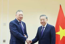 Генеральный секретарь ЦК КПВ То Лам принимает господина Сергея Кудряшова, генерального директора «Зарубежнефть». Фото: ВИА