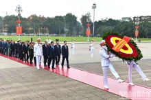 Руководители Партии и Государства почтили память Президента Хо Ши Мина