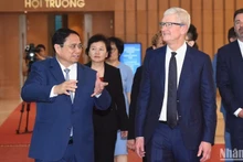 Премьер-министр Вьетнама Фам Минь Тьинь и Генеральный директор Apple Тим Кук. Фото: Чан Хай