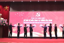 Делегаты нажимают на кнопки в знак начала конкурса.