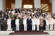 Премьер-министр Фам Минь Тьинь и участники встречи. Фото: Чан Хай