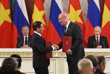 Генеральный секретарь ЦК КПВ То Лам и Президент РФ Владимир Путин во время обмена соглашениями о сотрудничестве в нефтегазовой отрасли и протоколами о деятельности совместных предприятий «Вьетсовпетро» и «Русвьетпетро» между Вице-премьером, Министром иностранных дел Вьетнама Буй Тхань Шоном и Вице-премьером РФ Дмитрием Чернышенко. Фото: ВИA