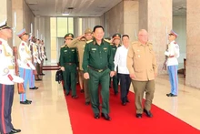Министр революционных вооруженных сил Кубы Альваро Лопес Миера встречает делегацию. Фото: qdnd.vn