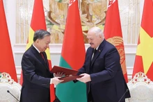 Генеральный секретарь ЦК КПВ То Лам и Президент Александр Лукашенко подписывают Совместную декларацию об установлении отношений стратегического партнёрства между Вьетнамом и Беларусью. Фото: ВИА